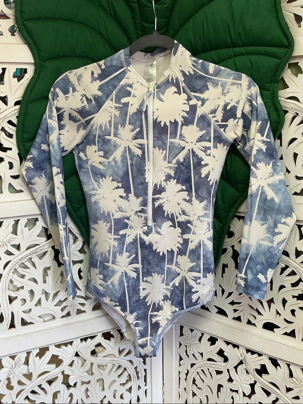 Body glove womens long sleeve one piece swimsuit, surf suit wetsuit, size M.